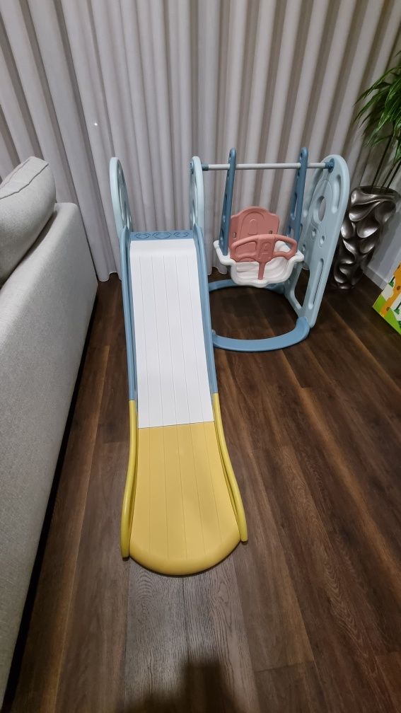 Escorrega infantil com baloiço