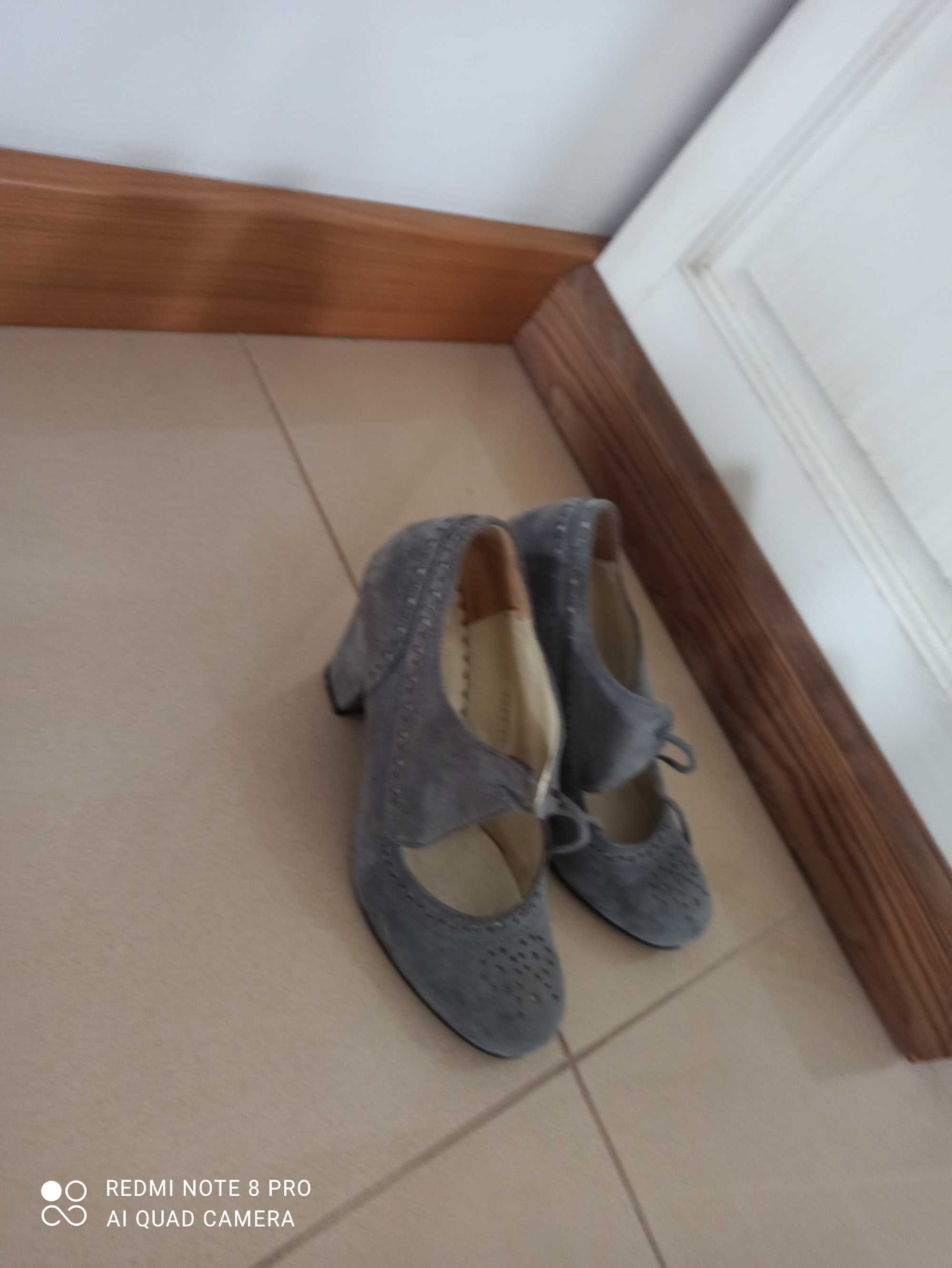Szare czółenka zamszowe r.37 Intershoe