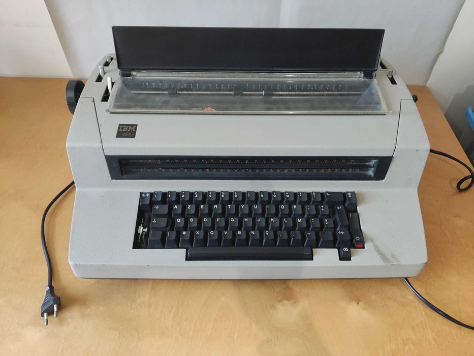 Máquina de Escrever IBM 196C – Para Reparação