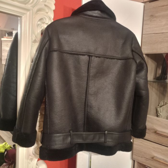 Damski krótki kożuszek ocieplany Ramoneska. Rozmiar S.