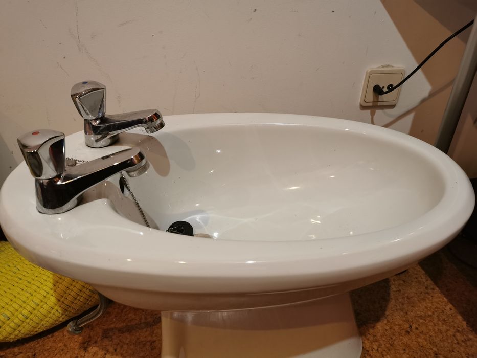Bidé Branco marca Valadares, com torneiras. Como novo.