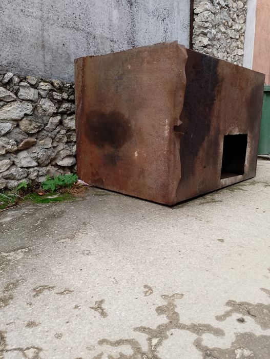 Продам металеву скриню , висота 102 ,ширина 102 , довжина 155