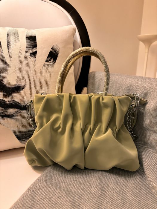 Venso mala nova de cerimonia em tons de verde seco