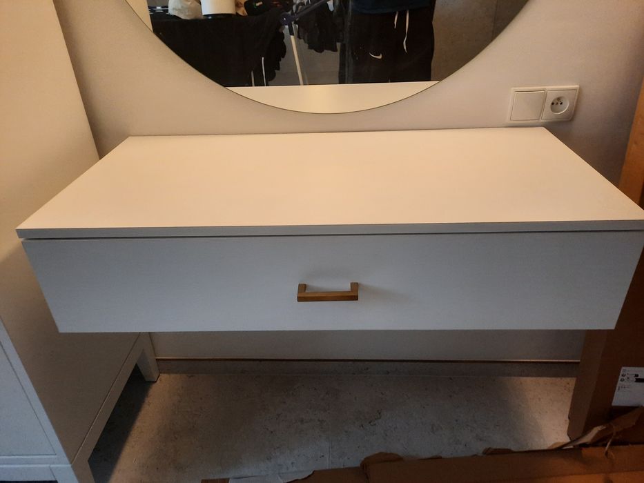 Toaletka wisząca z szufladą