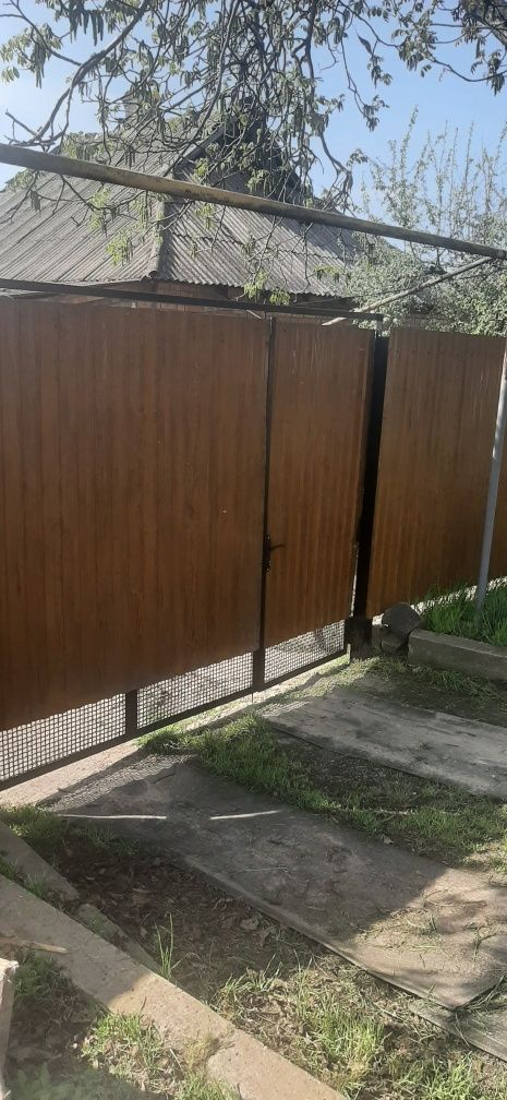 Продам дом . Участок 15 соток . Торг есть.
