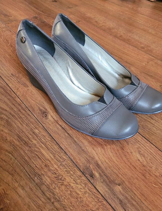 Nowe buty r.40 na koturnie