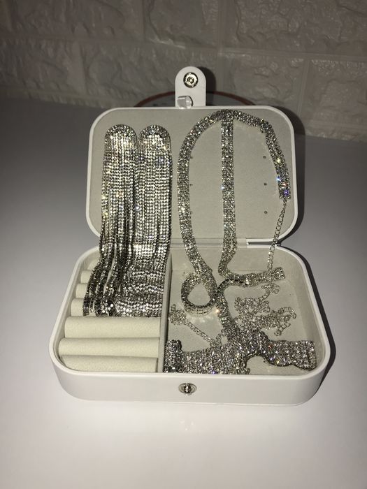 Довгі сережки зі стразами – блискучі, як нові, для свят і фотосесій