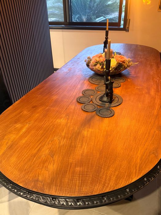 Mesa de jantar em madeira