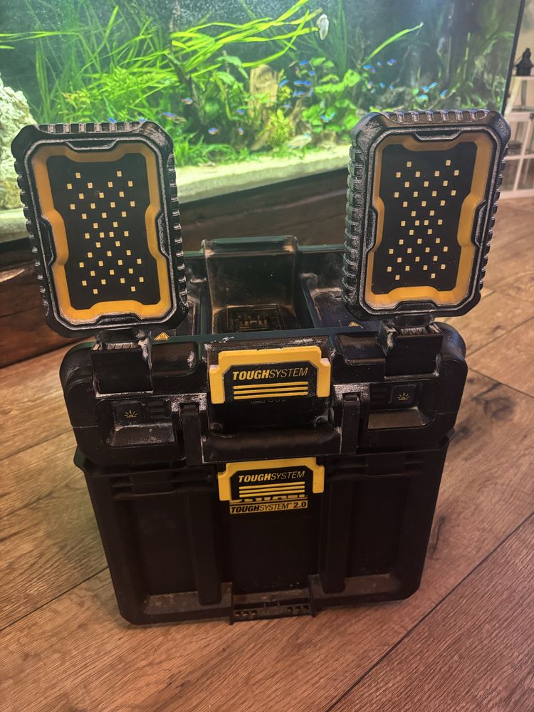 Skrzynka narzędziowa z lampą LED Dewalt 18V Toughsystem2.0