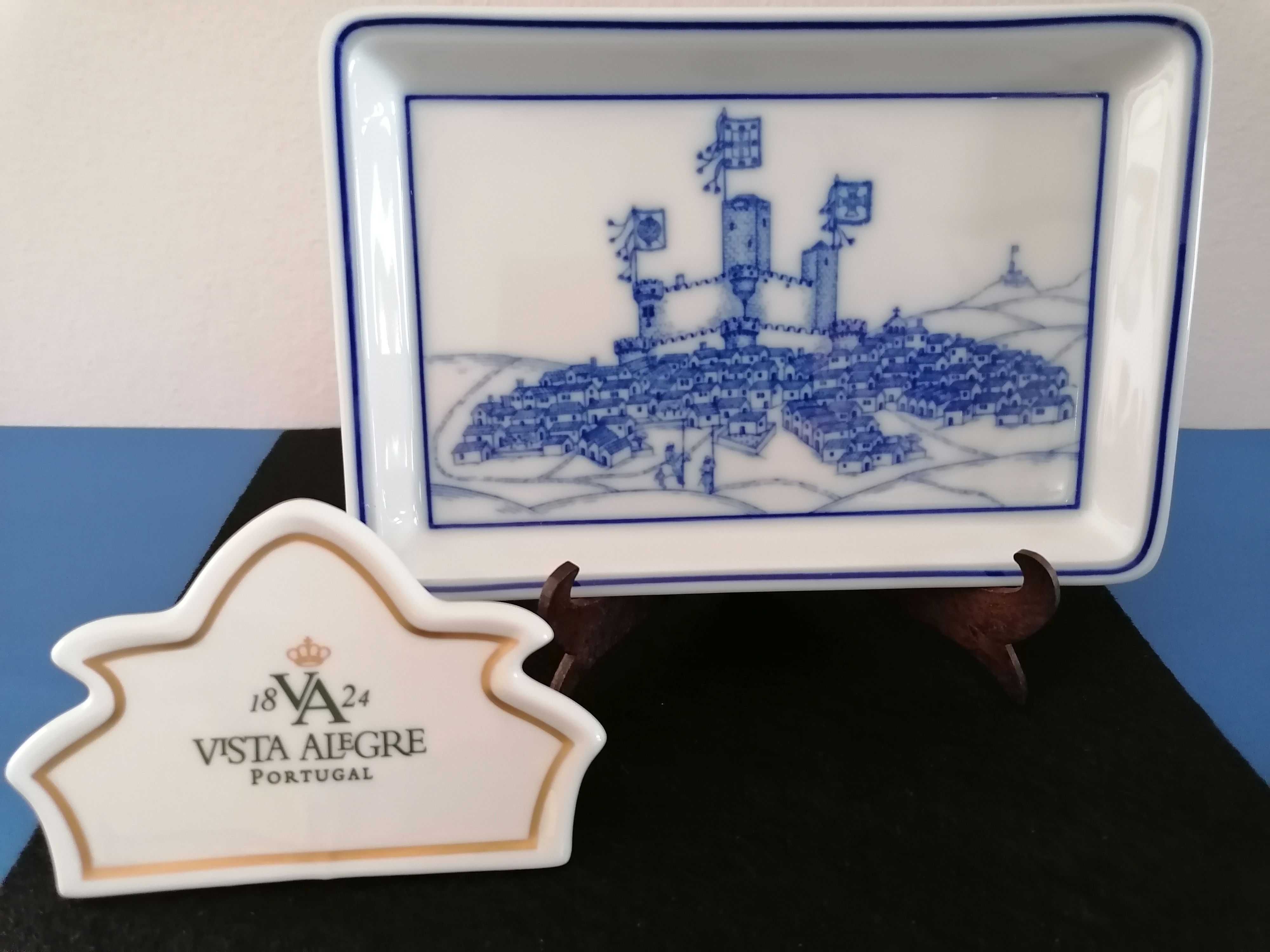 Bandeja da Vista Alegre com cópia duma imagem do Livro das Fortalezas