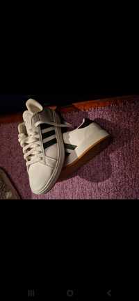 Ténis Adidas brancos