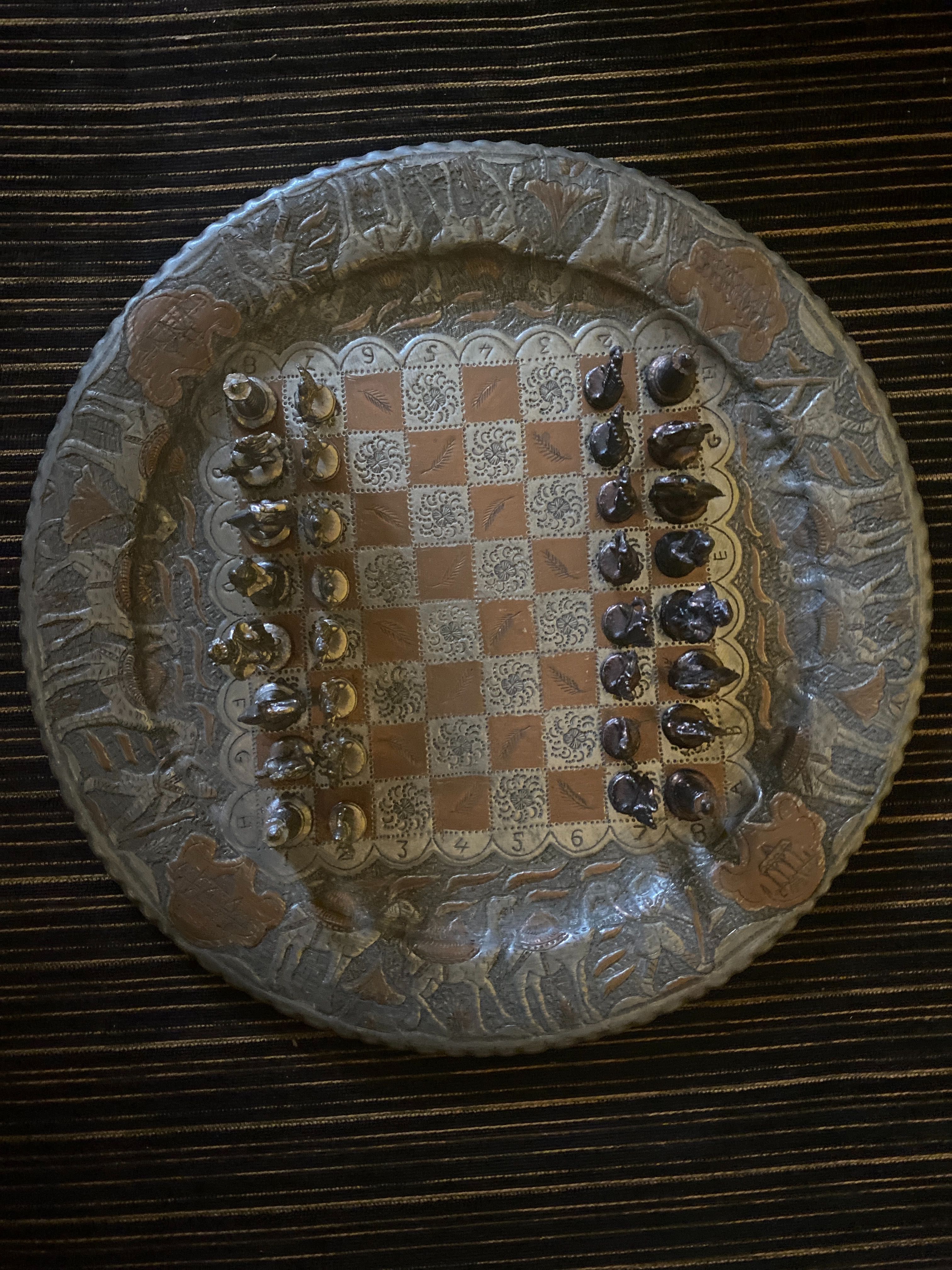 Piękne metalowe szachy