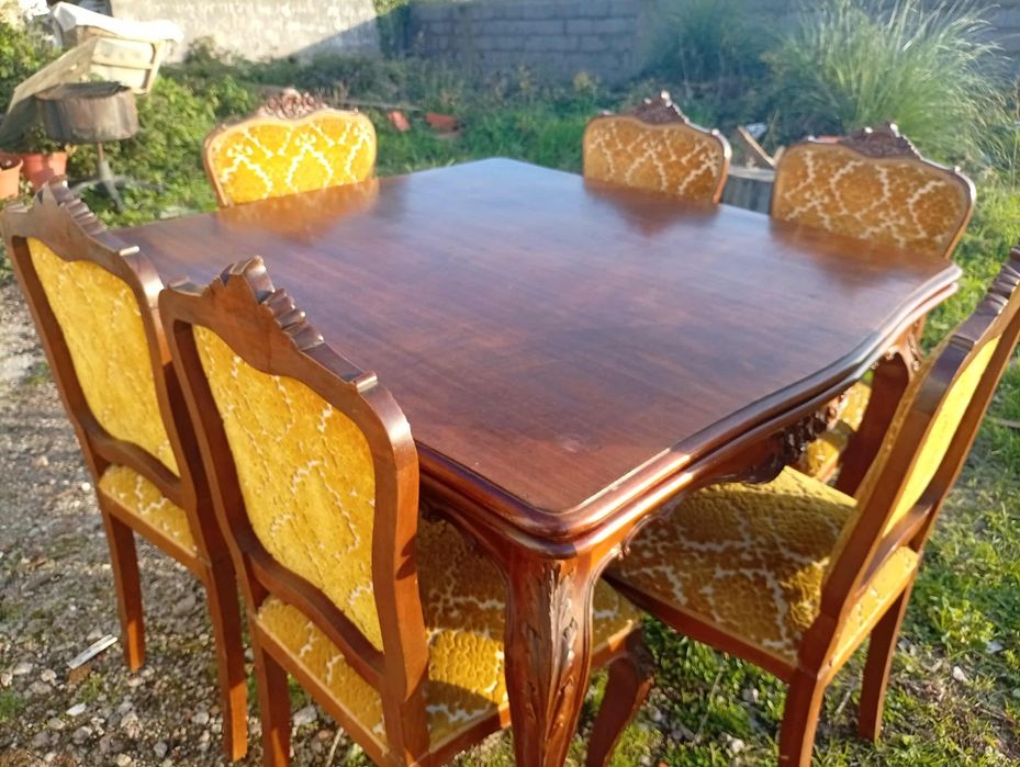 Lindíssima mesa com cadeiras