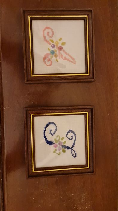 Conjunto 2 pequenos quadros em madeira com iniciais A e J