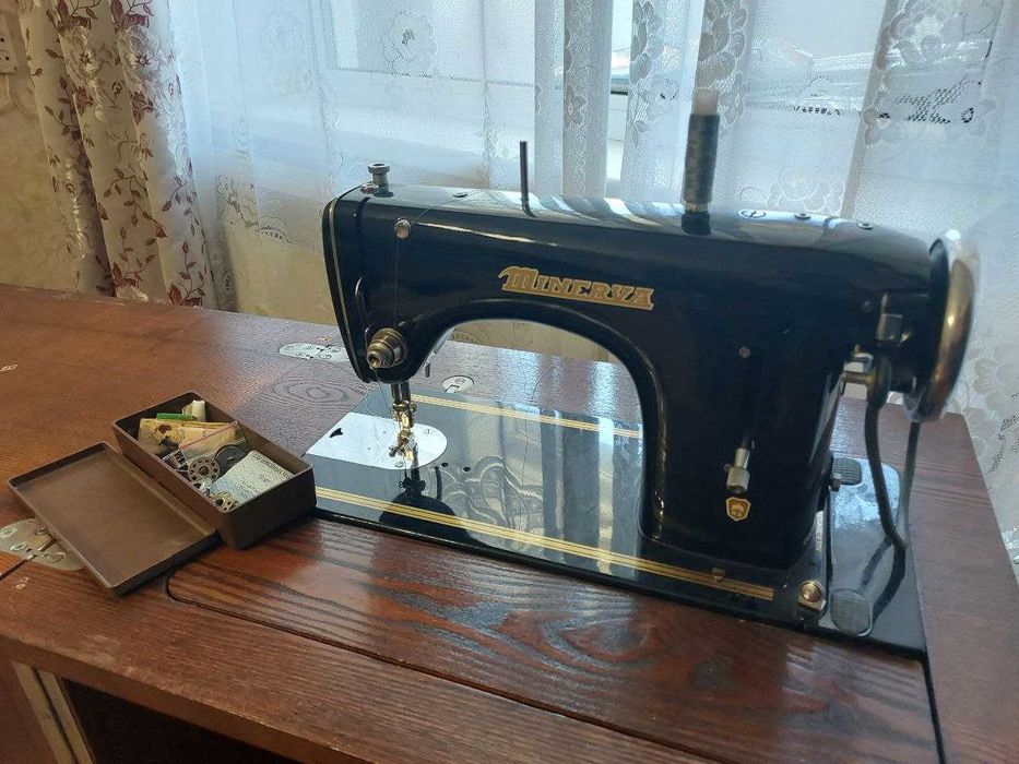 Швейная машинка MINERVA с электроприводом
