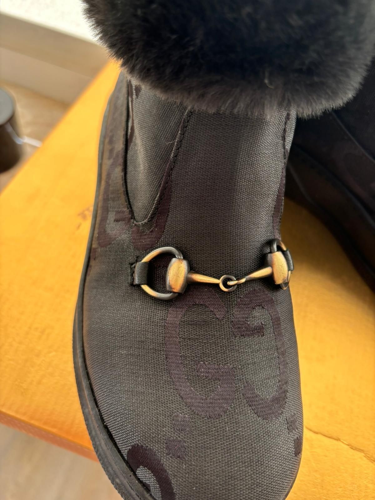 Buty botki logowane futerko Gucci 36