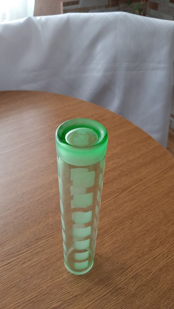 Szklany wazon PRL tuba,cylinder w kolorze uranowej zieleni.
