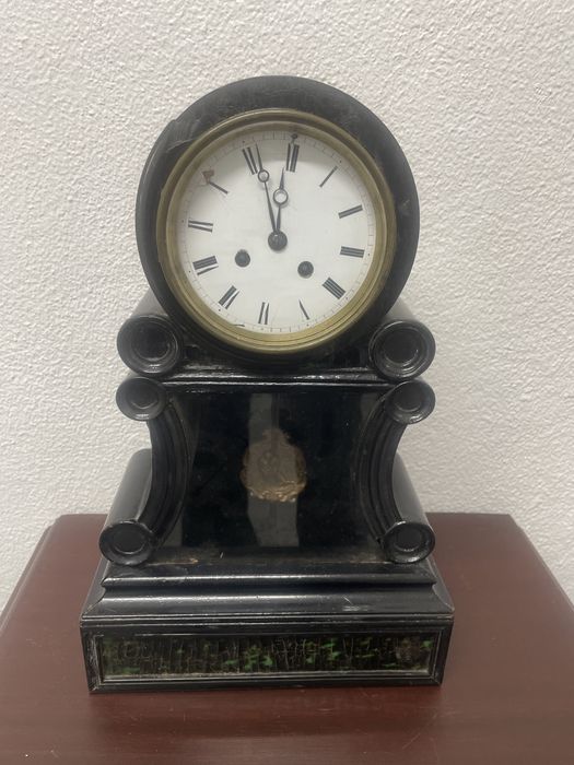 Relógio antigo a funciona a corda a necessitar de restauro