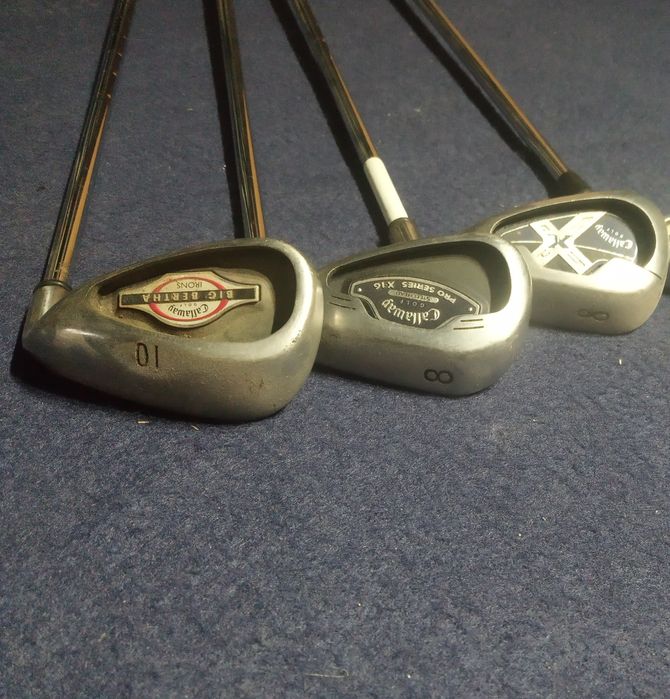 Vários tacos de golfe