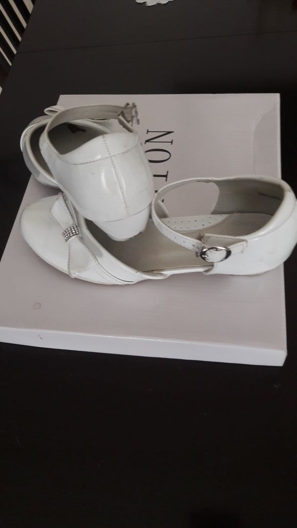Buty białe na paseczek