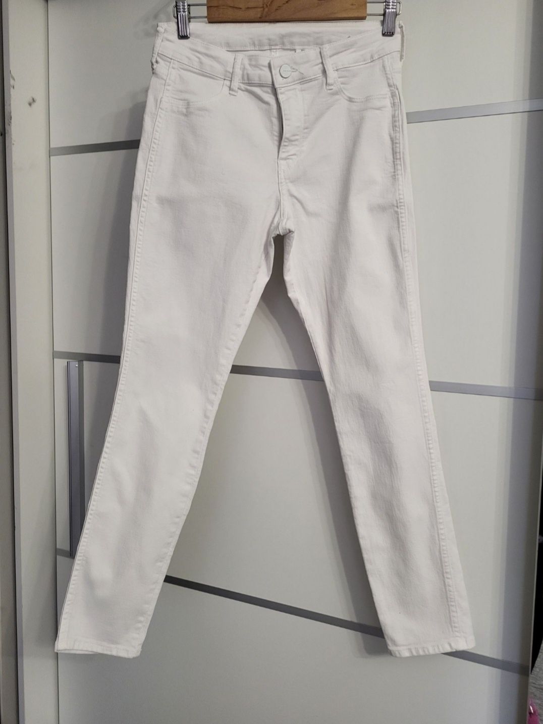 Białe spodnie skinny H&M jeansy rurki S/M 36/38 wysoki stan lato