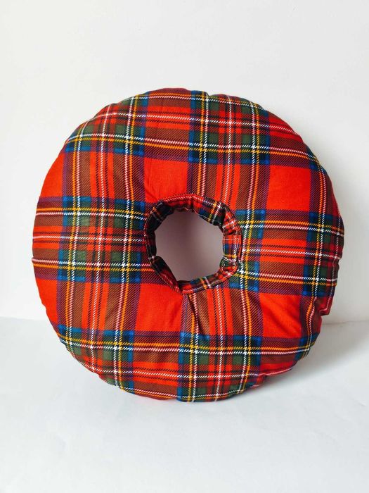 Poduszka piercingowa donut do spania i przekłuwania uszu Świąteczna