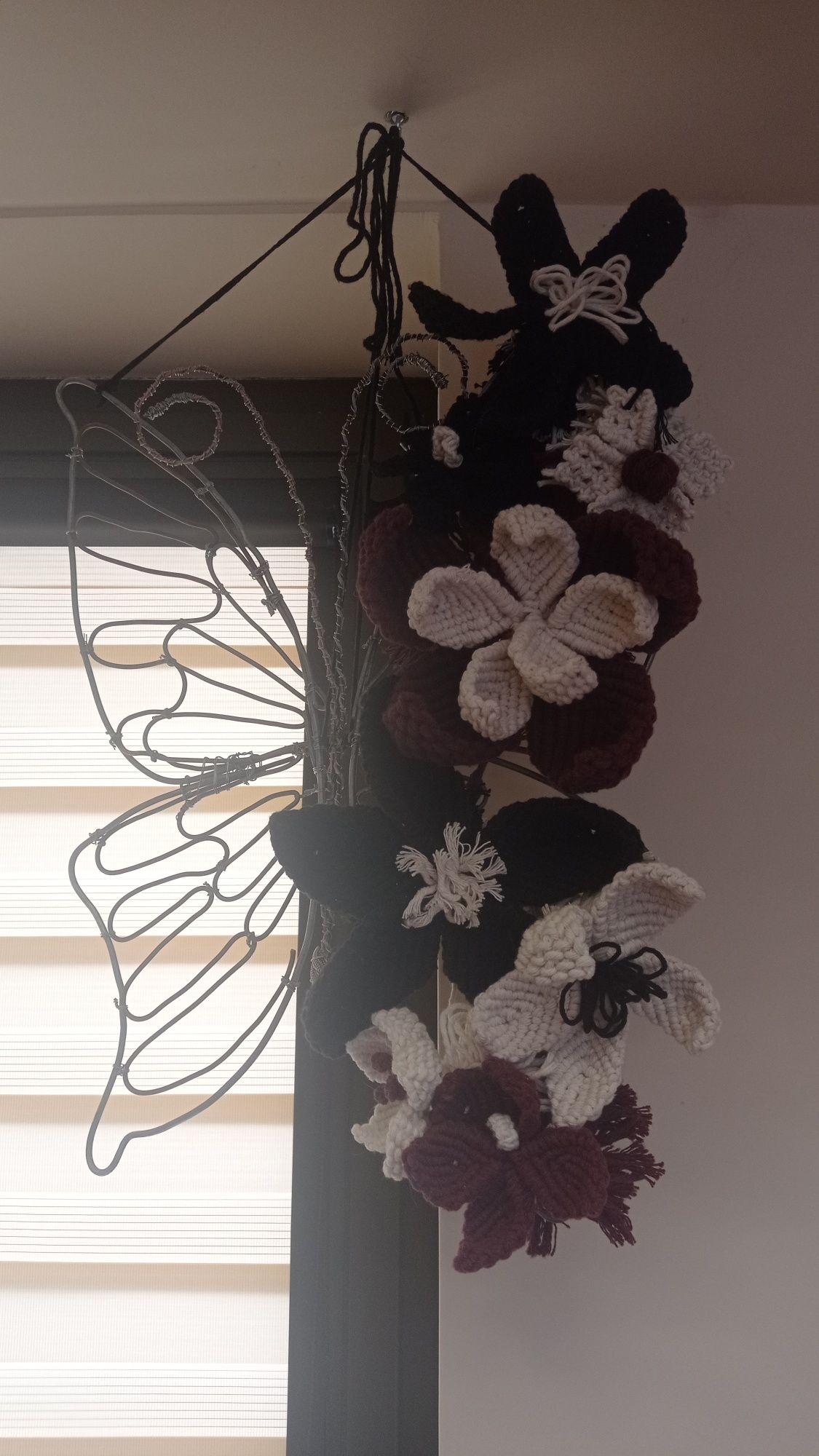Motyl z drutu i kwiatów - makrama