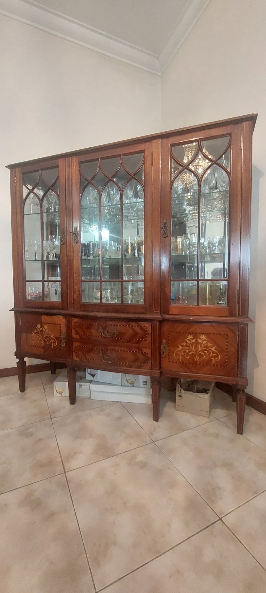 Movel de sala. Composto por 2 aparadores, 1 móvel, mesa com 6 cadeiras