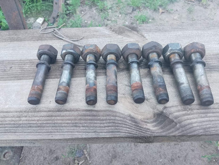 Шпильки, шпільки, гайки, ліві, праві ступиці ЗІЛ прицепа гкб 817-819
