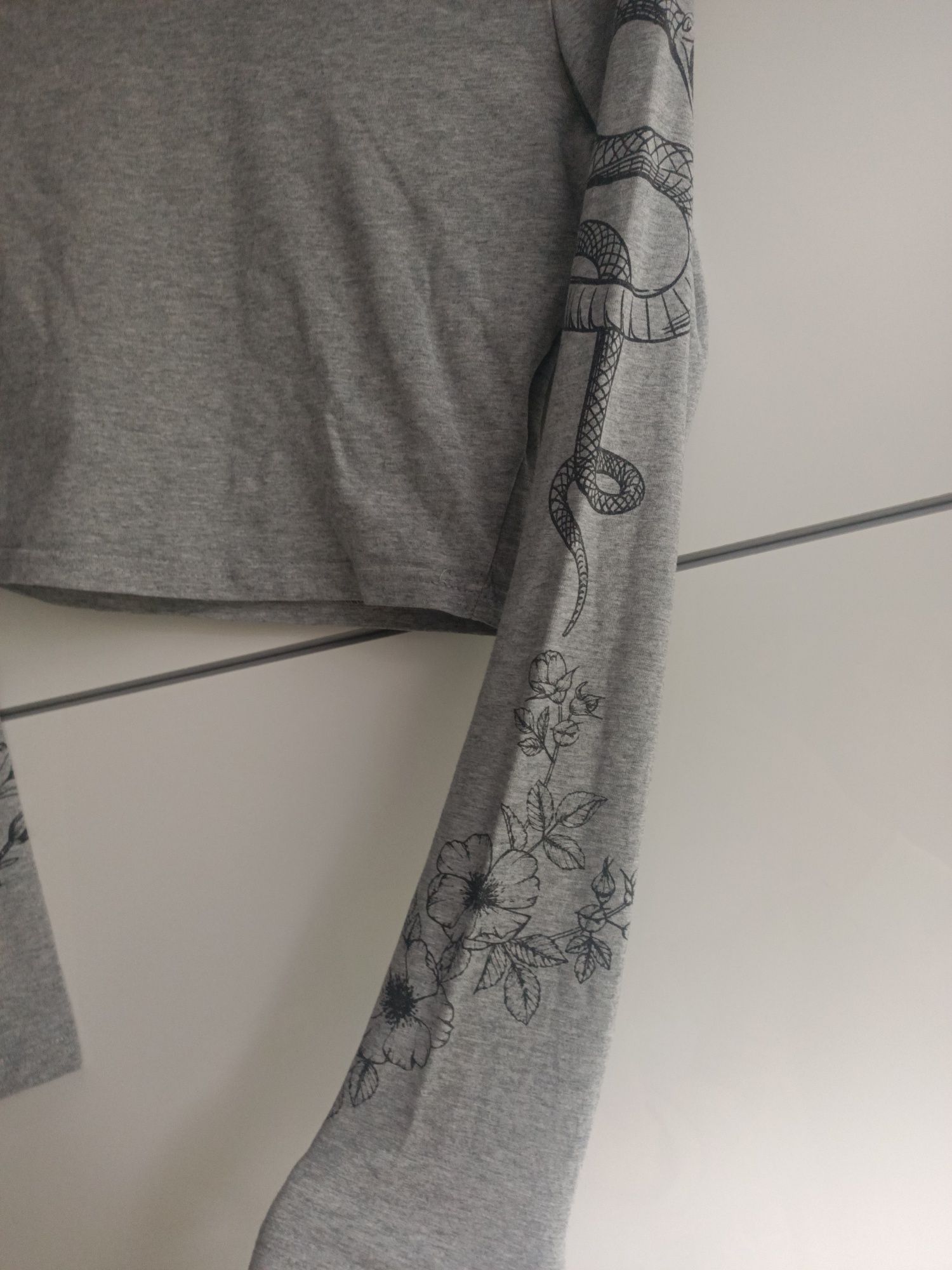 Cropp top wzory na rękawach