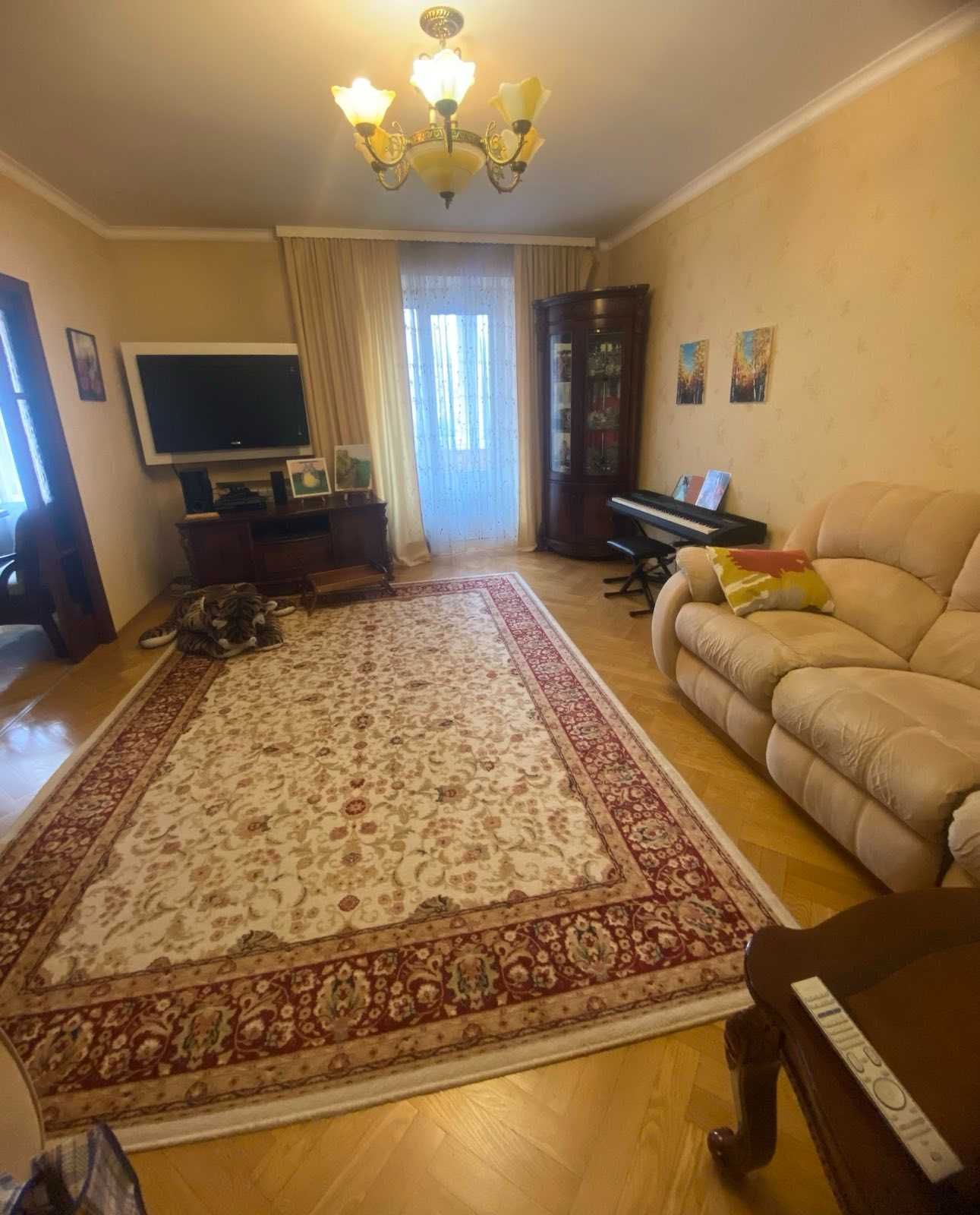 Продам простору 3-кімнатну квартиру в центрі Полтави