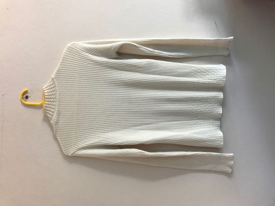 Camisola branca com meia gola