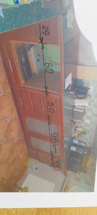 meble kuchenne z okapem stołem i krzesłami