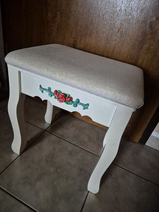 Taboret do toaletki