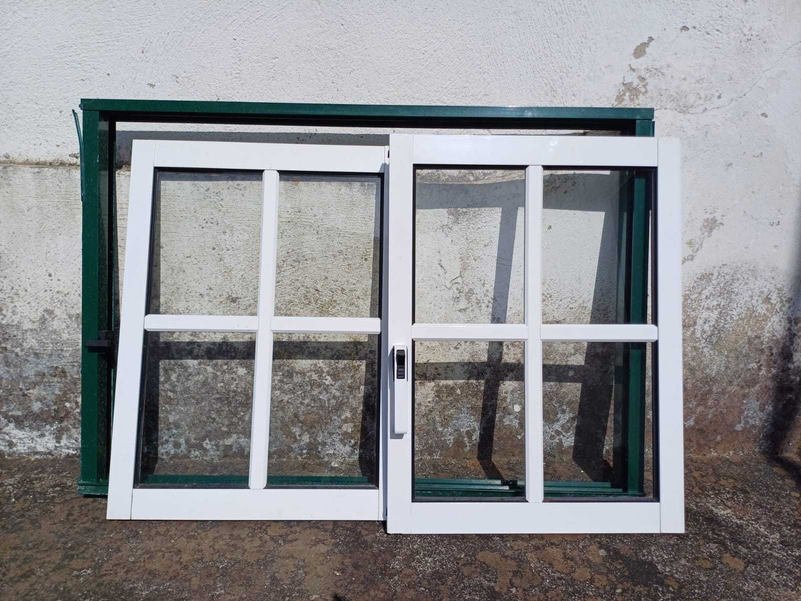 Janelas e aros (vidro simples, alumínio lacado branco)