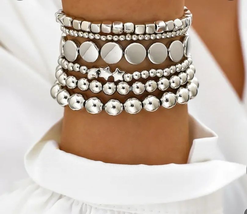 Conjunto de pulseiras prateadas, novas.