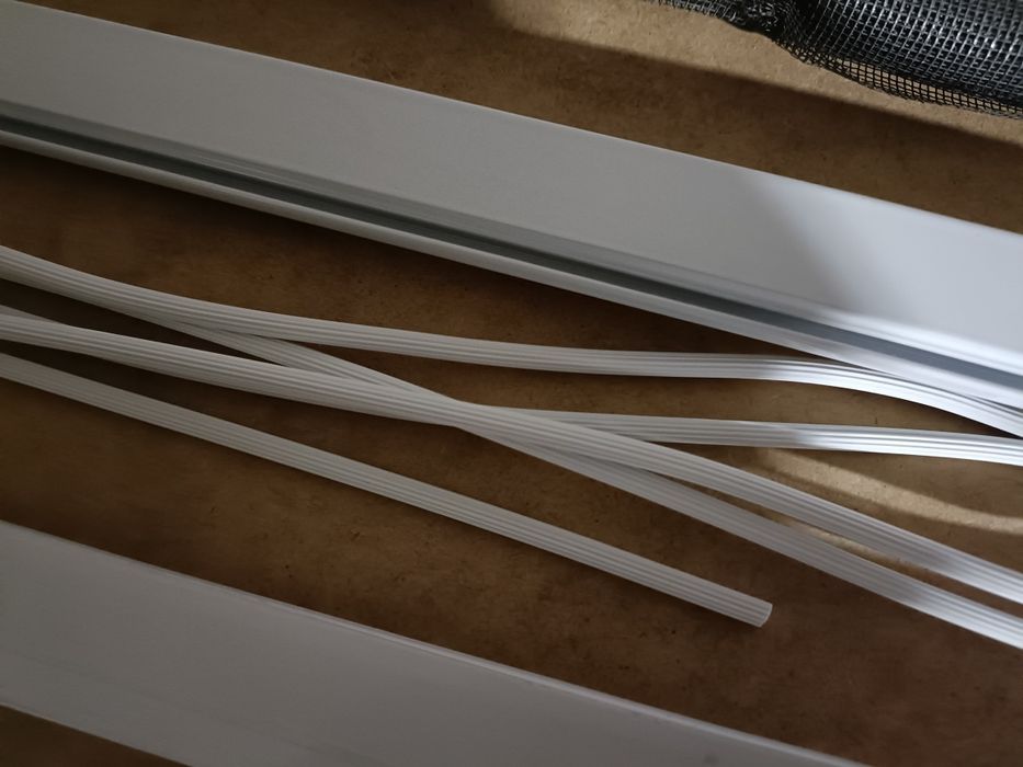 Moskitiera okienna aluminiowa biała z czarnym materiałem 80x100