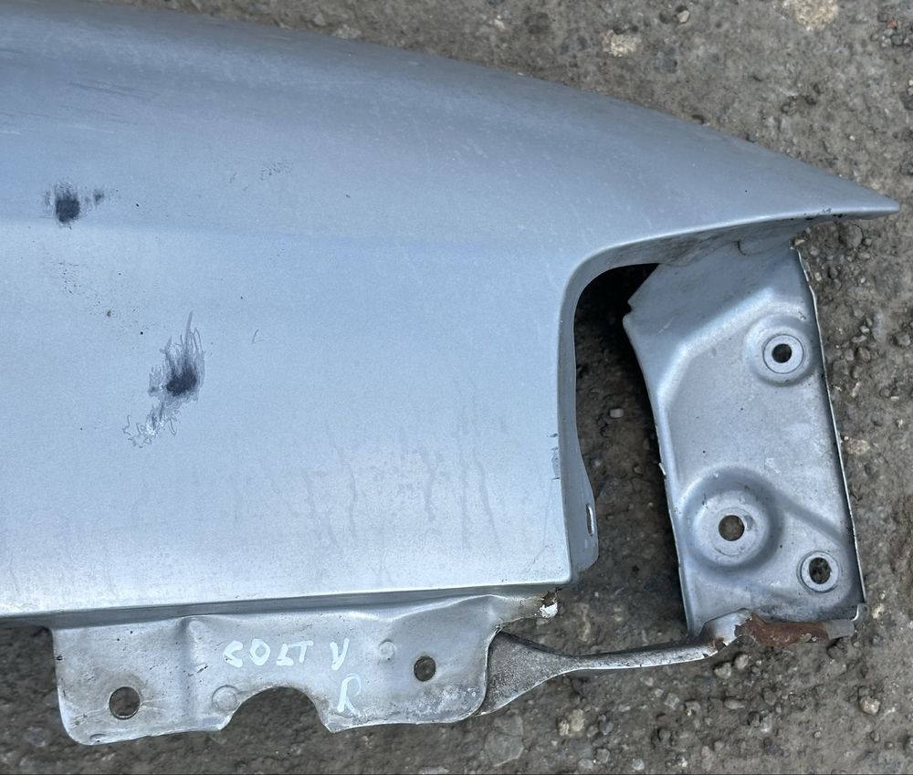 Крило переднє праве Mitsubishi Colt V