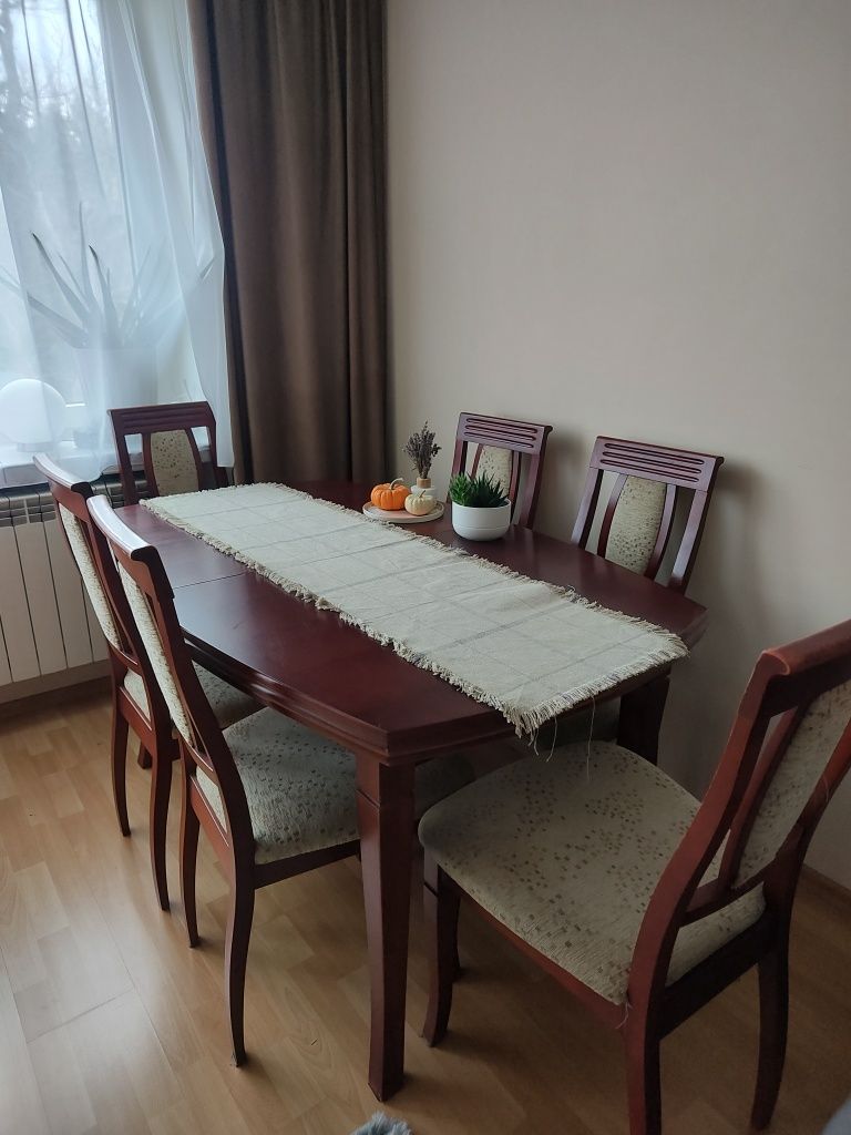 Drewniany stół rozkładany z 6 krzesami dł. 150/240 x 95 cm