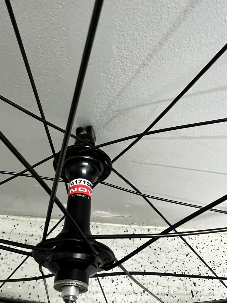 Koła szosowe 28” 700C Mavic AKSIUM Novatec
