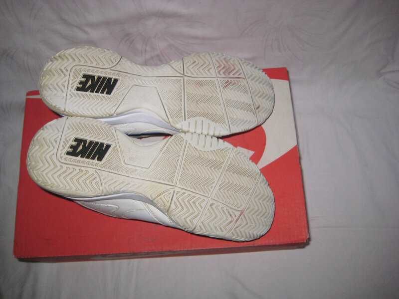 Кроссовки Nike оригинал 37 размер по стельке 24 см.Кожаные