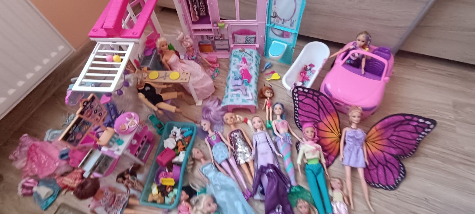 Domek składany dla Barbie z akcesoriami + 12 lalek