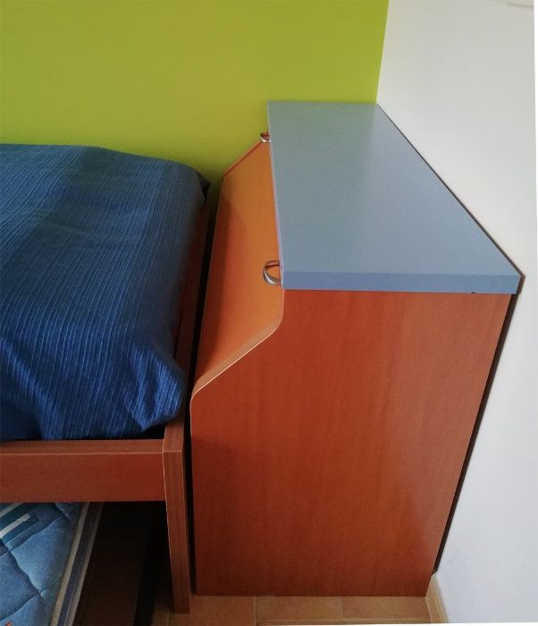 Cama Dupla c/ colchões e arrumação