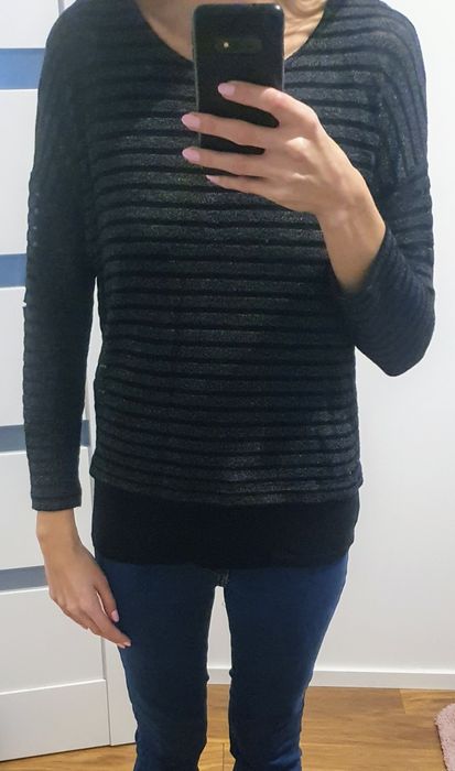 Ciekawy sweterek z biało srebrną nitką XS/S