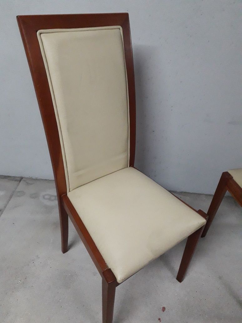 Cadeira em pele e madeira