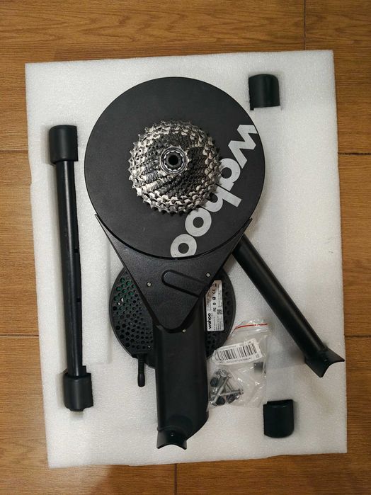 Trenażer rowerowy Smart Wahoo kickr core z kasetą 11 rzędową
