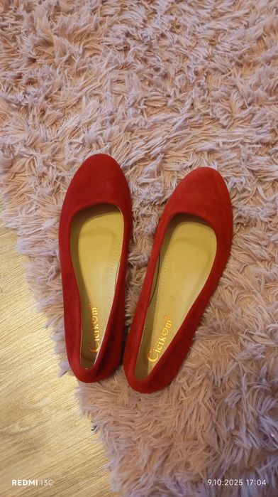 Czerwone, zamszowe baleriny