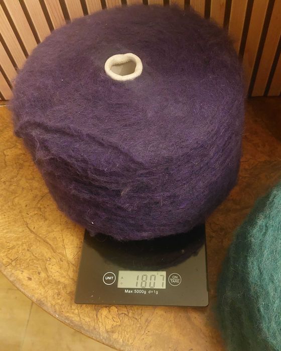 Gruba, lekko elastyczna włóczka w kolorze ciemny fiolet, ok. 1,8 kg!