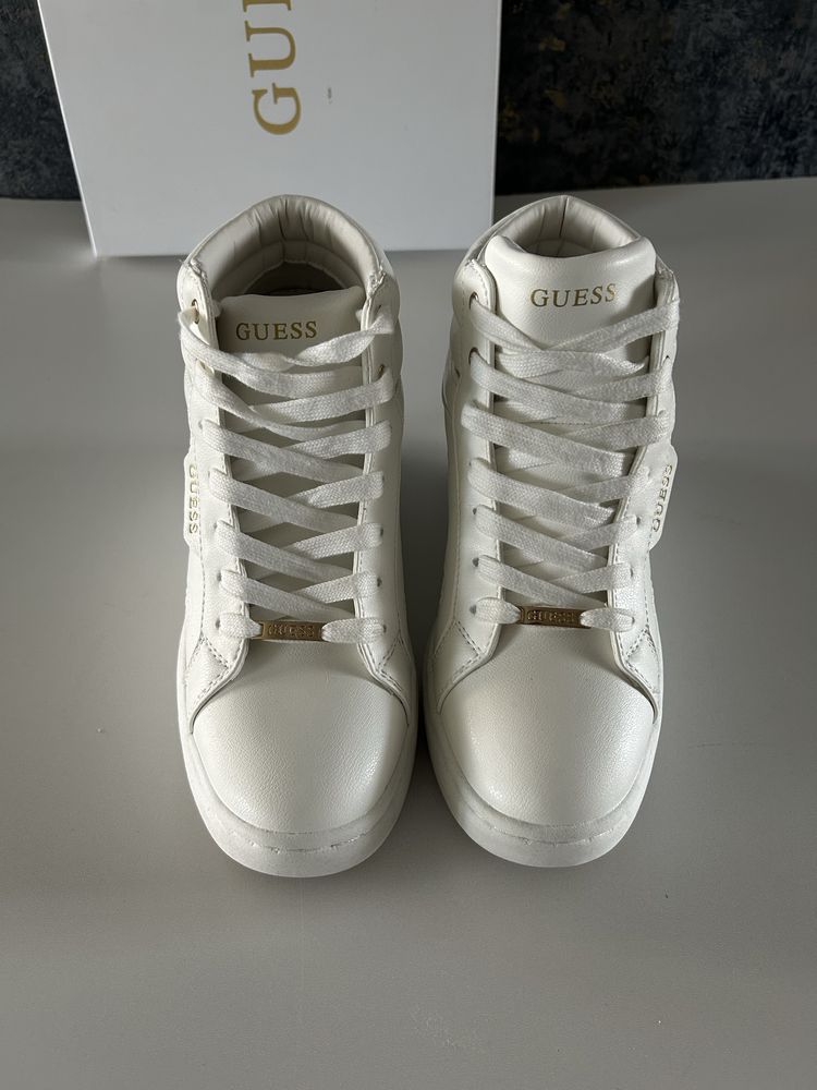 Biale sneakersy z ukryta koturna marki GUESS r:39