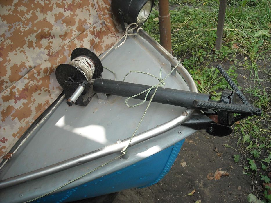 Човен алюмінієвий з  двигуном .